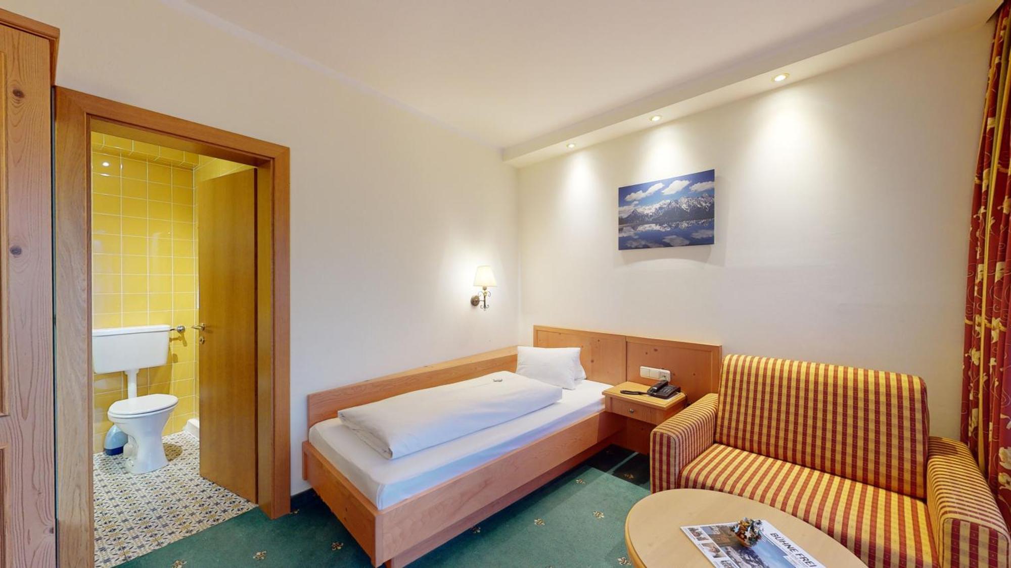 Hotel Tiroler Adler - Bed And Breakfast Waidring Esterno foto