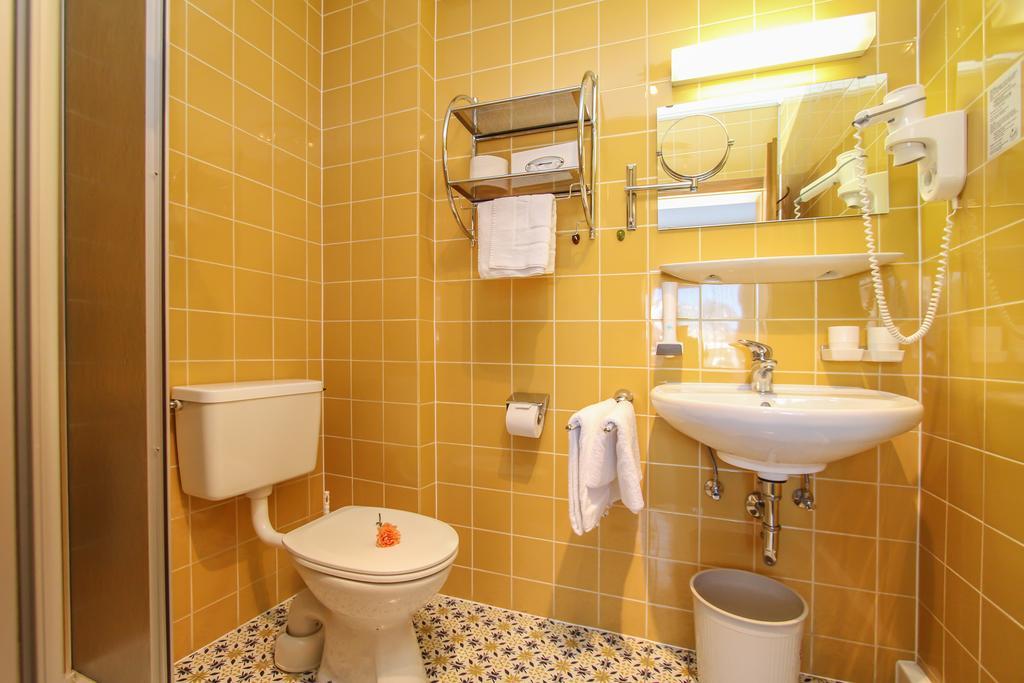 Hotel Tiroler Adler - Bed And Breakfast Waidring Esterno foto