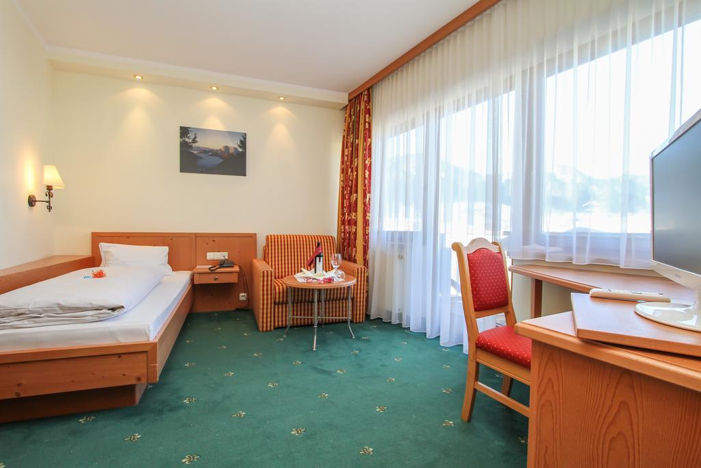 Hotel Tiroler Adler - Bed And Breakfast Waidring Esterno foto