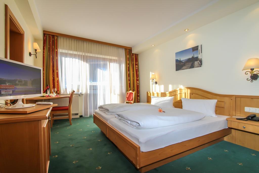 Hotel Tiroler Adler - Bed And Breakfast Waidring Esterno foto