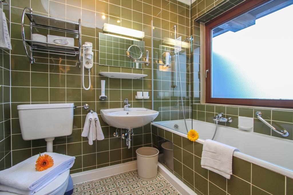 Hotel Tiroler Adler - Bed And Breakfast Waidring Esterno foto